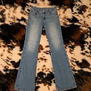 American Eagle Outfitters Light Wash Flared Jeans - 6 Long
